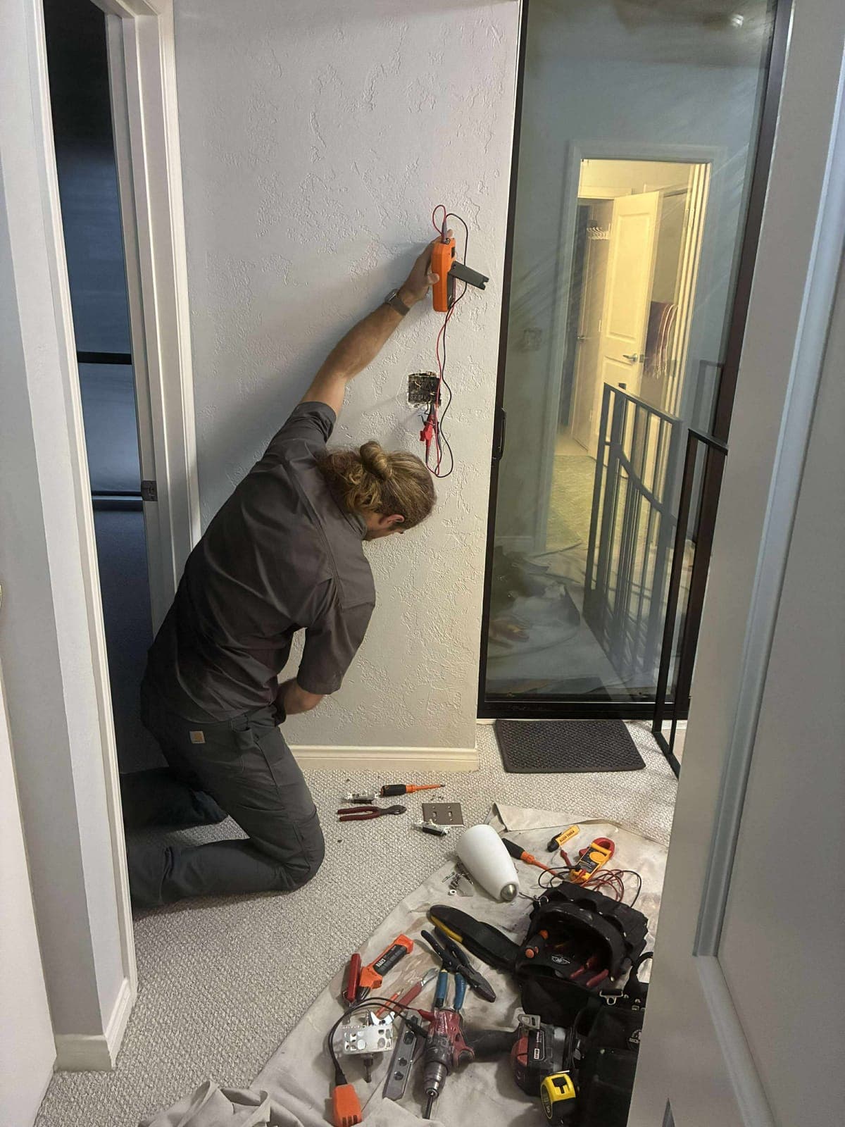 MIZO Electric technician diagnosing an electrical system